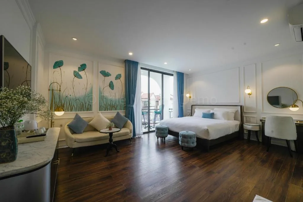 Deluxe Double Room with Balcony — Lion King Hotel